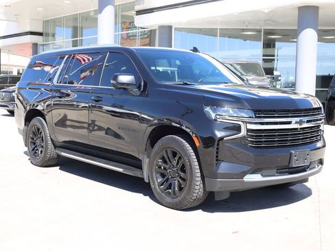Used 2024 Chevrolet Suburban LT w/ Luxury Package AWD/4WD image 8