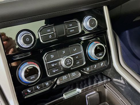 Used 2024 GMC Yukon Denali image 17