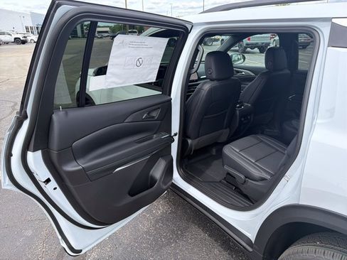 New 2026 Chevrolet Traverse LT w/ Sun and Wheel Package AWD/4WD image 23