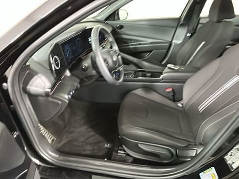Used 2025 Hyundai Elantra SEL FWD image 12