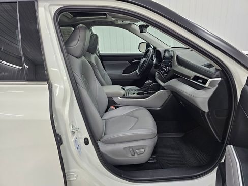 Used 2021 Toyota Highlander XLE image 12