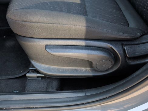 Used 2021 Hyundai Venue SE FWD image 16