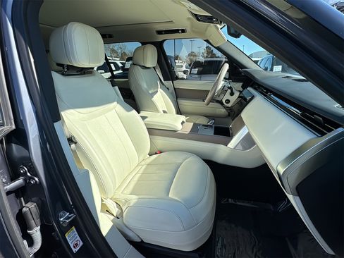Used 2025 Land Rover Range Rover SE image 25