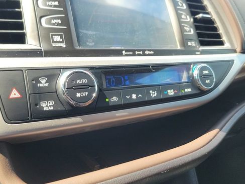 Used 2019 Toyota Highlander Limited Platinum AWD/4WD image 19