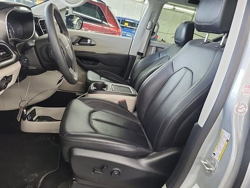 Used 2024 Chrysler Pacifica Touring-L FWD image 7