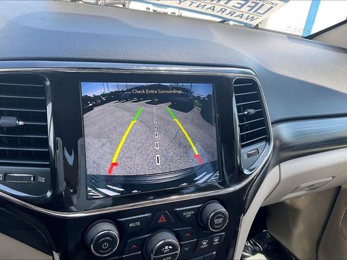 Used 2022 Jeep Grand Cherokee Laredo E AWD/4WD image 19