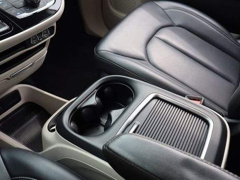 Used 2023 Chrysler Pacifica Touring-L FWD image 21
