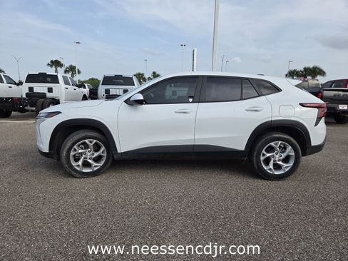 Used 2024 Chevrolet Trax LS w/ LS Convenience Package FWD image 4