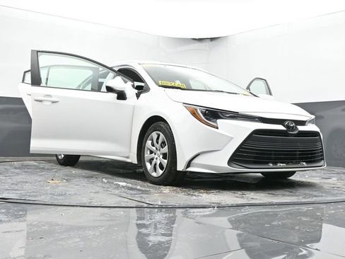 Used 2025 Toyota Corolla LE image 65