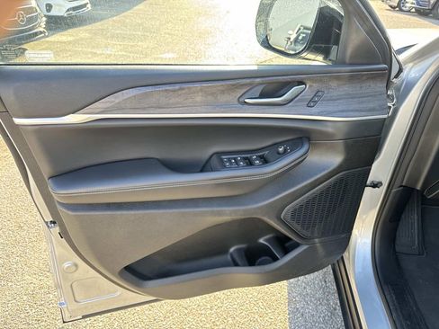 Used 2023 Jeep Grand Cherokee L Limited image 19