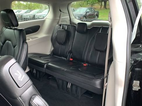 Used 2023 Chrysler Pacifica Touring-L FWD image 21