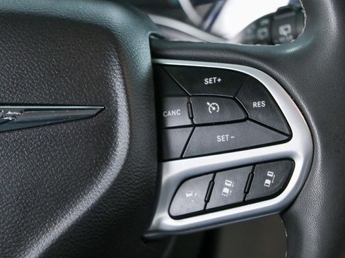 Used 2024 Chrysler Pacifica Touring-L FWD image 14