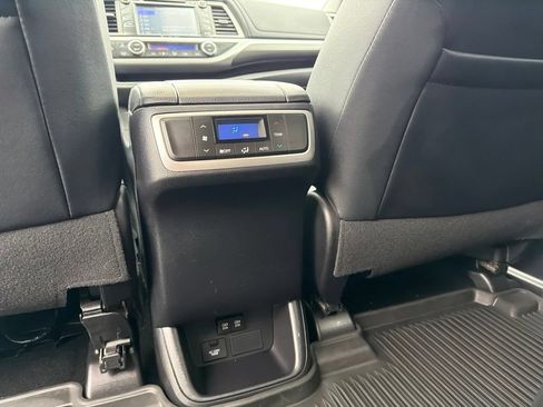 Used 2019 Toyota Highlander SE AWD/4WD image 15