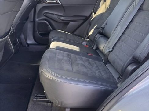Used 2024 Mitsubishi Outlander SE image 11