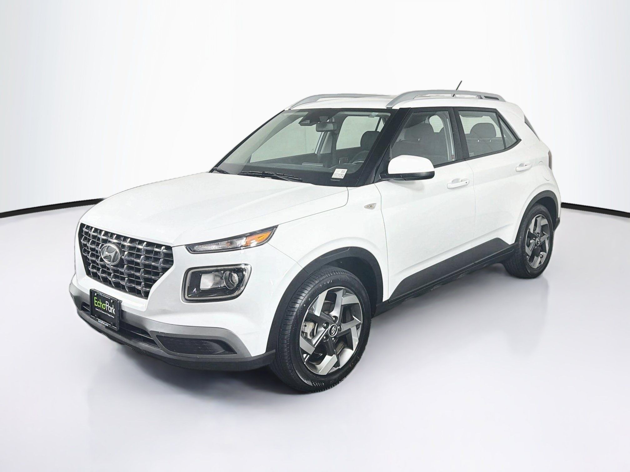 Used 2025 Hyundai Venue SEL FWD image 3