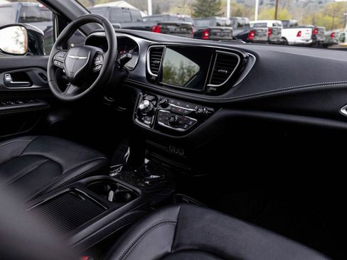 Used 2024 Chrysler Pacifica Limited FWD image 30