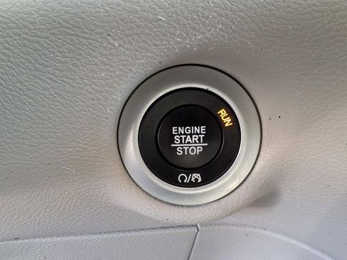 Used 2024 Chrysler Pacifica Touring-L image 25