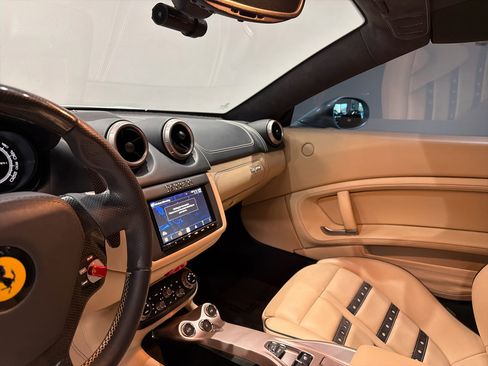 Used 2013 Ferrari California image 18