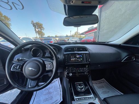 Used 2017 Jaguar XE image 10
