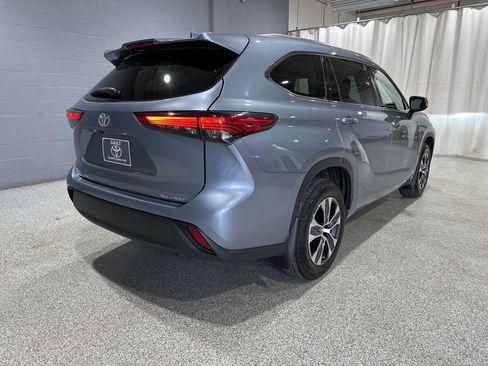 Certified 2021 Toyota Highlander XLE AWD/4WD image 4