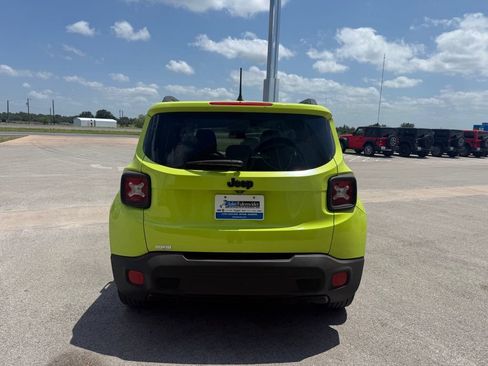 Used 2017 Jeep Renegade Altitude FWD image 4