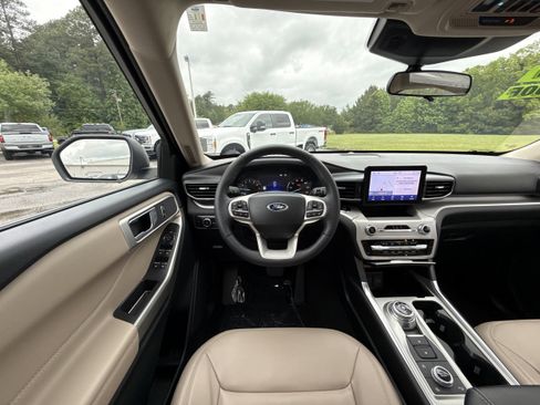 Used 2023 Ford Explorer XLT w/ Equipment Group 202A AWD/4WD image 12
