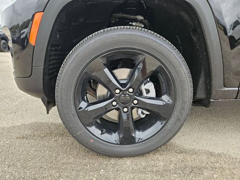 New 2025 Jeep Grand Cherokee Altitude image 21