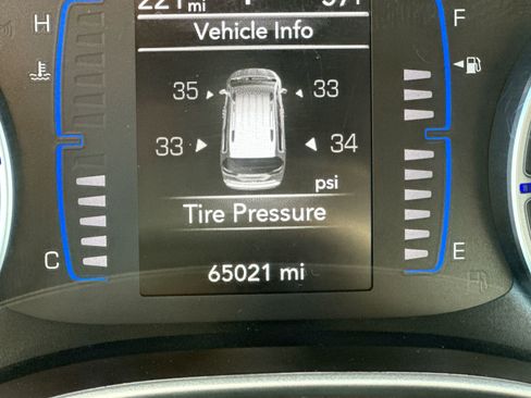 Used 2023 Chrysler Voyager LX image 15