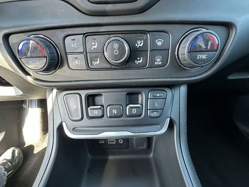 Used 2020 GMC Terrain SLE w/ Driver Convenience Package FWD image 25