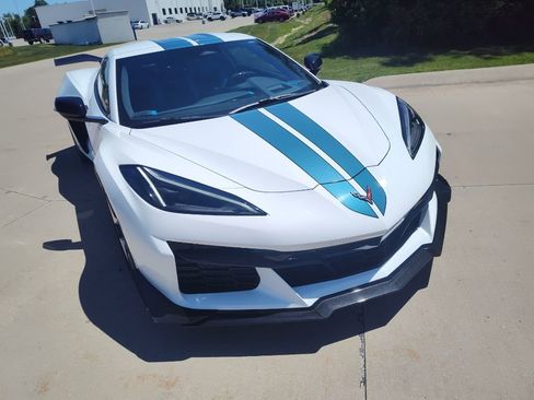Used 2025 Chevrolet Corvette Z06 RWD image 3