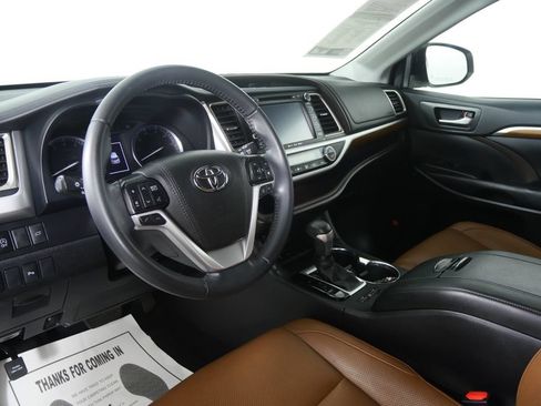Used 2019 Toyota Highlander Limited FWD image 12