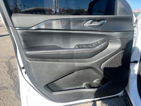 Used 2025 Jeep Grand Cherokee Altitude image 13