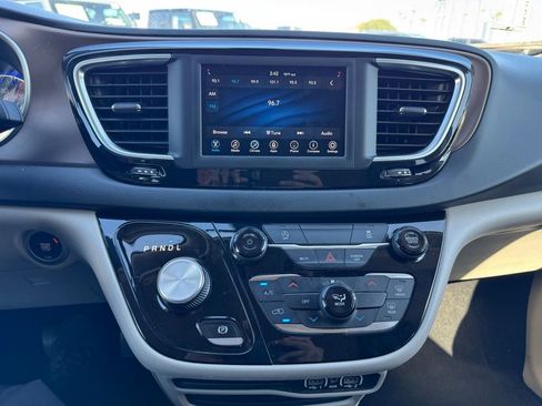 Used 2021 Chrysler Voyager L image 9