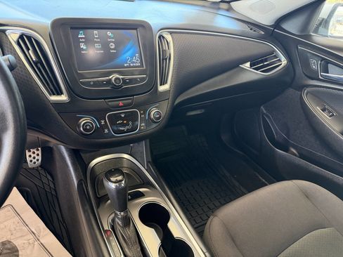 Used 2017 Chevrolet Malibu LT FWD image 16