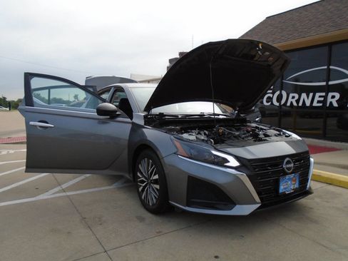 Used 2024 Nissan Altima 2.5 SV FWD image 20