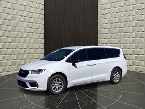 Certified 2025 Chrysler Pacifica Select FWD image 10