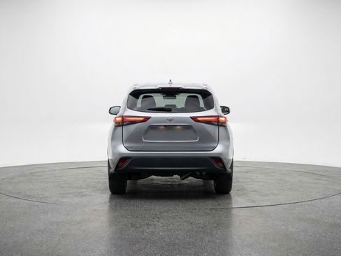 Used 2025 Toyota Highlander LE image 7