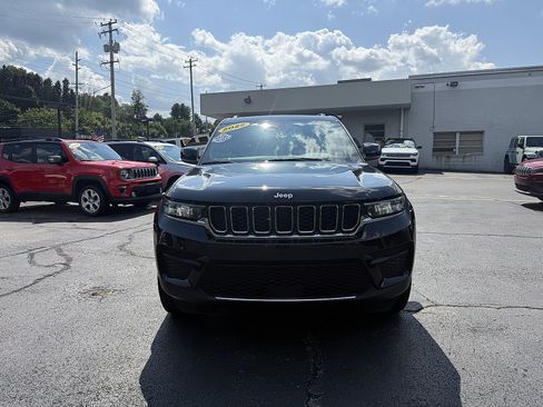 Used 2025 Jeep Grand Cherokee Laredo w/ Luxury Tech Group I AWD/4WD image 2