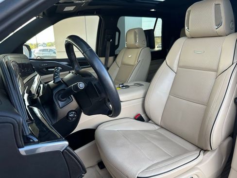 Used 2024 Cadillac Escalade Premium Luxury image 13