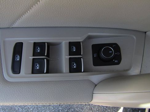 Used 2023 Volkswagen Tiguan SE AWD/4WD image 11