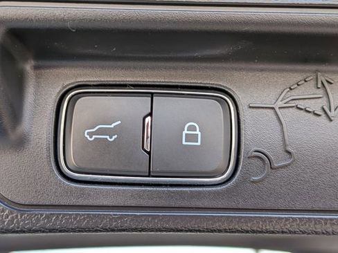 Used 2023 Ford Explorer Limited image 16