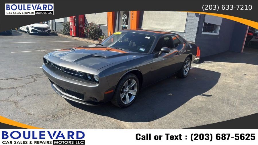 Used 2019 Dodge Challenger SXT RWD image 3