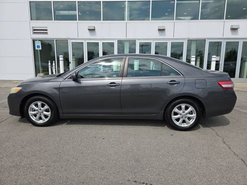 Used 2011 Toyota Camry LE w/ LE Extra-Value Pkg FWD image 12