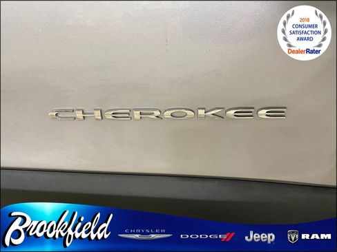 Used 2019 Jeep Cherokee Latitude Plus w/ Cold Weather Group AWD/4WD image 9