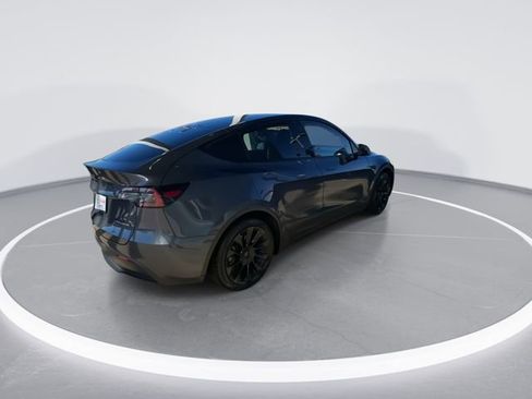 Used 2022 Tesla Model Y Long Range image 8