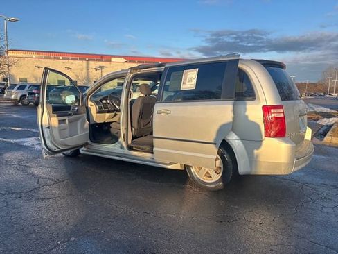 Used 2010 Dodge Grand Caravan SXT image 24