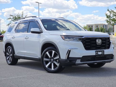 Certified 2024 Honda Pilot Touring image 2