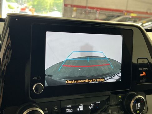 Used 2023 Toyota Highlander L FWD image 17