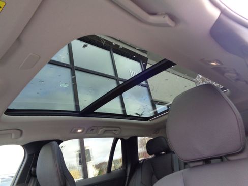 Used 2024 Volvo V60 B5 Cross Country Plus image 16