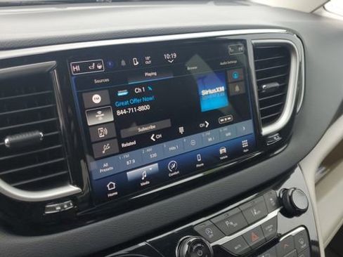 Certified 2024 Chrysler Pacifica Touring-L image 13